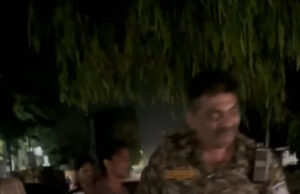 ब्रेक्रिग न्यूज छतरपुर। पुलिस के जवान ने शराब के नशे मे किया हंगामा ,रिक्शा चालक पर किया पत्थरो से हमला ,पुलिस के जवान ने जमकर किया उत्पात , वीडियो बनाने वाले को दी धमकी ,पुलिस के जवान का वीडियो सोशल मीडिया मे हुआ बायरल ,देर रात की घटना ,बायरल वीडियो मे शराबी पुलिस का जवान कर रहा है हंगामा ,हंगामे की खबर लगते ही पुलिस का वाहन पहुंचा मौके पर ,रिक्शा चालक को आई चोटे ,कोतवाली थाने के महोबा रोड़ चर्च के पास की घटना ।