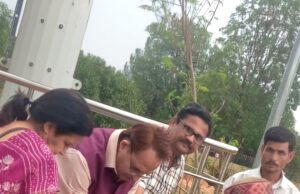 मध्यप्रदेश विधानसभा के प्रमुख सचिव ने किया खजुराहो रेलवे स्टेशन पर वृक्षारोपण