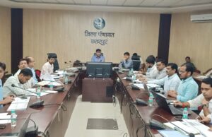 कलेक्टर ने शिकायतकर्ता से मीटिंग में फोन पर की बात, निराकरण नहीं होने पर धौरी पटवारी को सस्पेंड करने के निर्देश