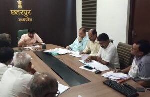 शिविर लगाकर फसल बीमा के लिए किसानों को प्रेरित करें: कलेक्टर