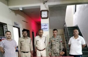 थाना ईशानगर पुलिस ने रात्रि पेट्रोलिंग के दौरान नौगाँव रोड से अवैध देशी कट्टा एवं कारतूस सहित आरोपी को किया गिरफ्तार