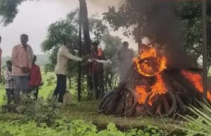 पुराने टायर डालकर किया बच्ची का अंतिम संस्कार