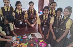 क्रिश्चियन इंग्लिश कॉलेज में छात्राओं ने हाथ से बनी राखियां बांधीं, छात्रों ने गिफ्ट किए भाई-बहन के संदेश के कार्ड