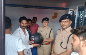 अतिरिक्त पुलिस अधीक्षक छतरपुर द्वारा बस स्टैंड पुलिस चौकी में हेलमेट बैंक सेवा का किया गया शुभारंभ