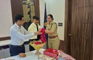 अंतर्राष्ट्रीय महिला क्रिकेटर छतरपुर पुलिस परिवार की बालिका बहन क्रांति गौड़ को एसपी अगम जैन ने किया सम्मानित
