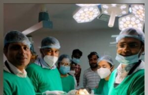 जिला अस्पताल के डॉक्टर्स की टीम ने सफलतापूर्वक युवक के पेट से बाहर निकाली बोतल