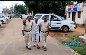 शासकीय स्कूल परिषद में घुस कर शिक्षक पर किया जानलेवा हमला