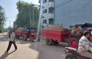 ओरछा रोड ,कोतवाली पुलिस ने संयुक्त रूप से बालू बेचने खड़े 25 ट्रैक्टर पकड़कर जप्त किये ।