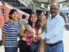 गूगल में चयन के बाद पहली बार छतरपुर लौटीं रक्षा पहारिया, रेलवे स्टेशन पर परिजनों ने किया भव्य स्वागत