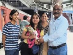 गूगल में चयन के बाद पहली बार छतरपुर लौटीं रक्षा पहारिया, रेलवे स्टेशन पर परिजनों ने किया भव्य स्वागत