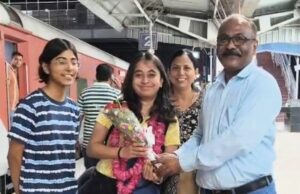 गूगल में चयन के बाद पहली बार छतरपुर लौटीं रक्षा पहारिया, रेलवे स्टेशन पर परिजनों ने किया भव्य स्वागत