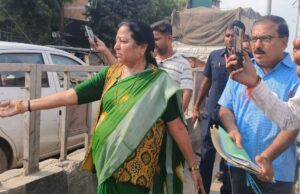 ललिता यादव ने अतिवृष्टि से सड़क पर हुए गड्ढों का किया निरीक्षणबोलीं-बारिश ख़त्म होते ही ट्रांसपोर्टनगर से पन्ना नाके तक 7 करोड़ से बनेगा रोड